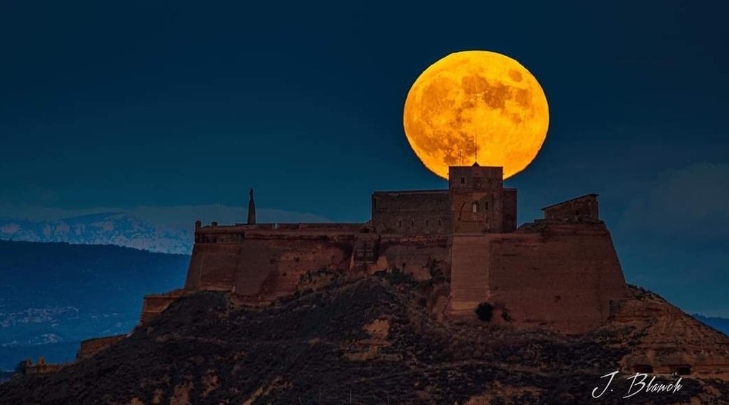 Castillo de #Monzón #Aragón #España. ¡Imprescindible visitar!

Fotografía de Javier Blanch.
<a href="/Jesussguerrero/">Jesus Guerrero</a>
<a href="/altoaragon/">Diario del Altoaragón</a> <a href="/heraldoes/">Heraldo de Aragón</a> <a href="/ElTiempo_tve/">El Tiempo en TVE</a> <a href="/aragontv/">Aragón TV</a> <a href="/A3Noticias/">Antena 3 Noticias</a> <a href="/noticias_cuatro/">Noticias Cuatro</a> <a href="/navedelmisterio/">Iker Jiménez</a> <a href="/monzontemplario/">Monzón Templario</a> <a href="/informativost5/">Informativos Telecinco</a> <a href="/sextaNoticias/">laSexta Noticias</a> <a href="/abismomisterio/">Abismo</a> <a href="/Huesca_LaMagia/">Huesca La Magia</a>