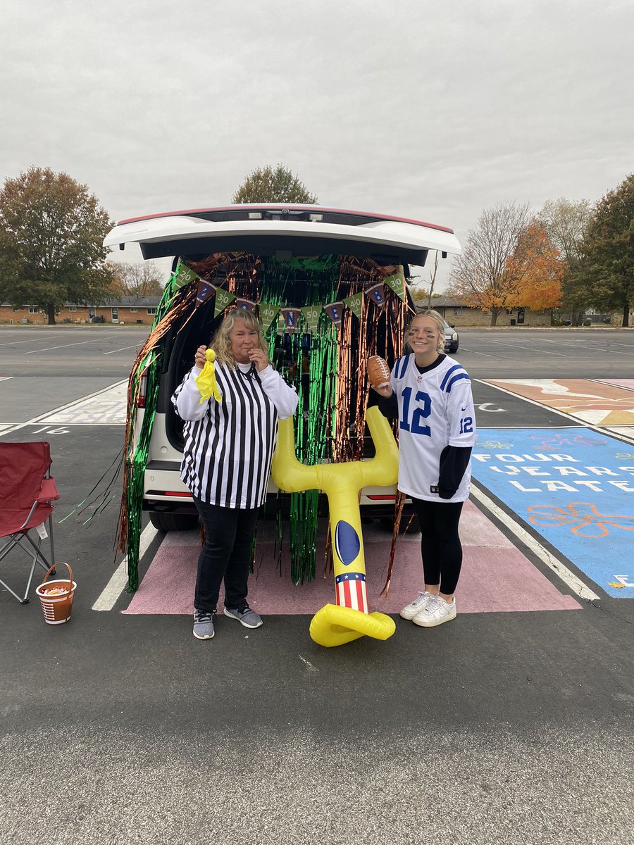 mhs_dm's tweet photo. Come and see us at the trunk or treat at the high school!! https://t.co/16BR6t3hiz