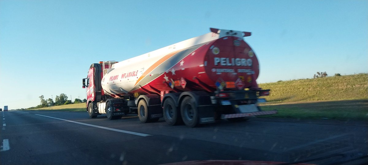 AlexiaBra12's tweet photo. @JoseMate10 Conté unos 30 de estos camiones en la ruta 9 yendo para el norte... https://t.co/JSgyiHYAAt