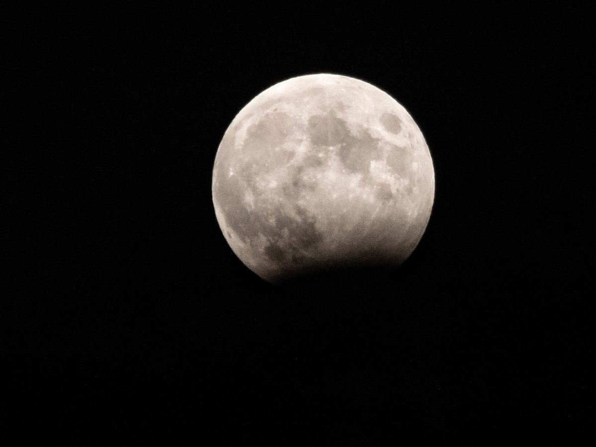 realGHodson's tweet image. All the waiting for a break in the clouds paid off.
#LunaEclipse
#huntermoon
#astrophotography