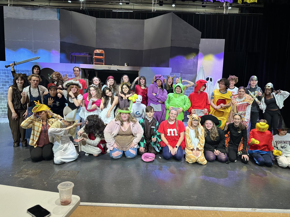 TheaterHhs's tweet photo. Happy Halloweekend from the cast of "A Christmas Carol". 👻 https://t.co/p1eKV2MkiQ