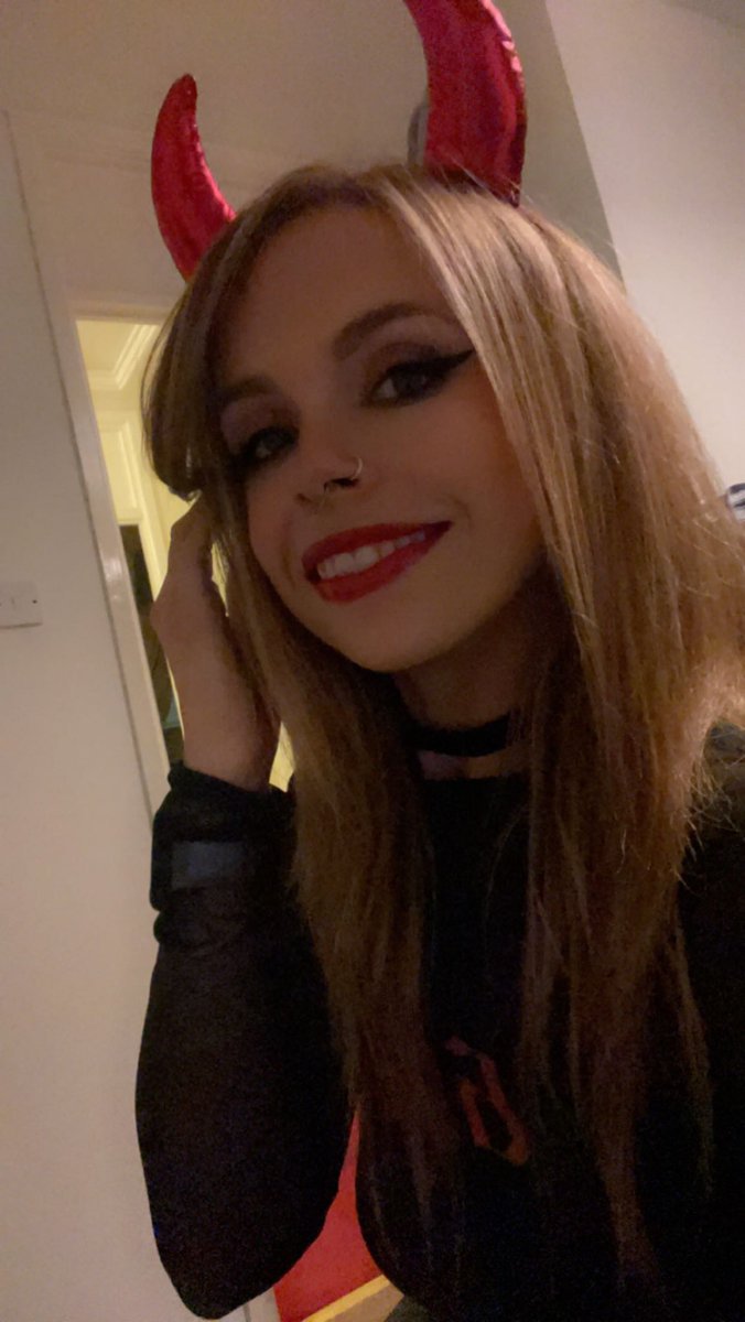 LauraLupa_'s tweet photo. It’s not Halloween but happy halloweenie. This app sucks bye https://t.co/LJ6mWDLb9x