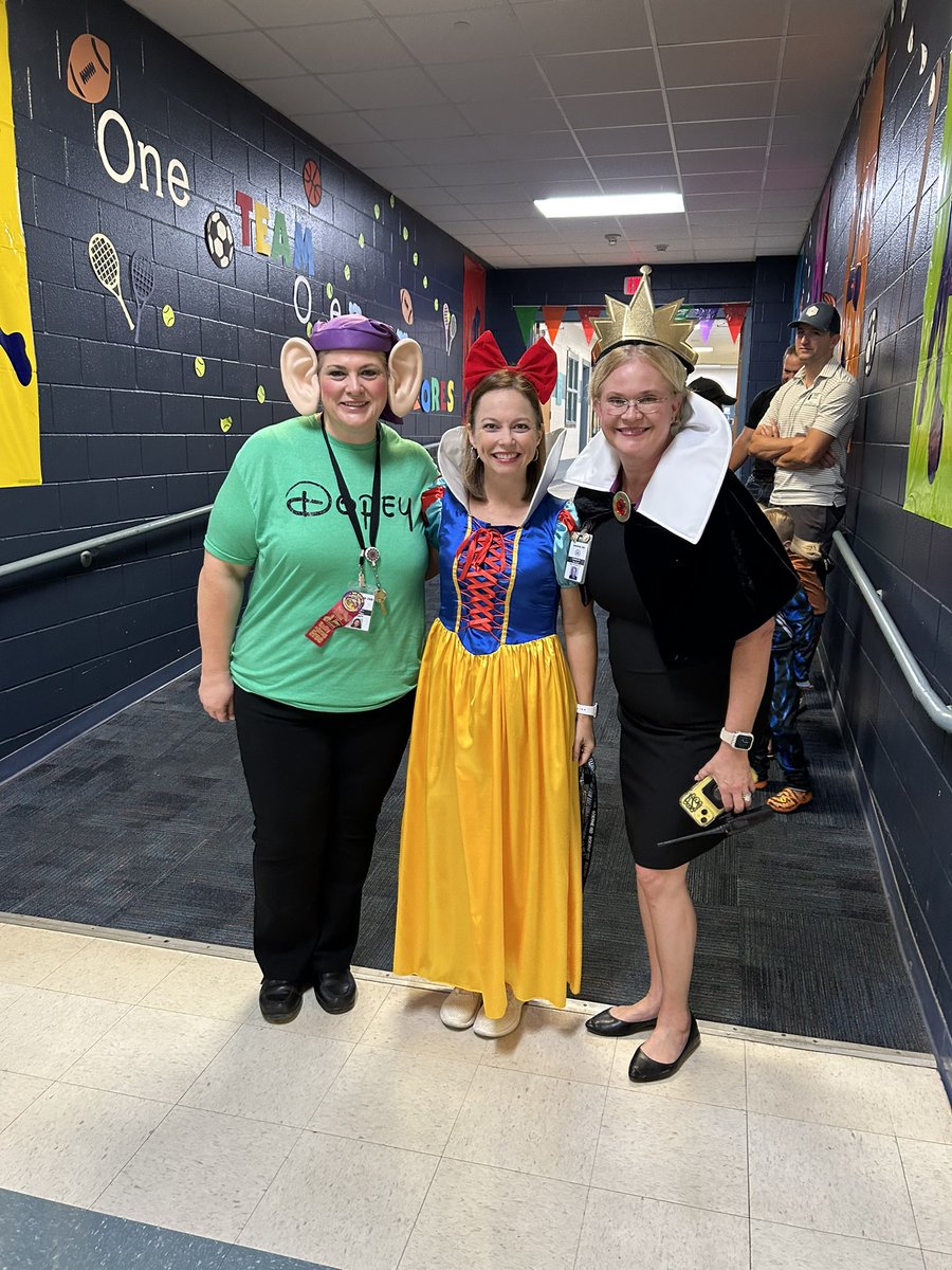 AlisonB67966916's tweet image. We love @FairOaksRanchES Book Character Parade representing the wonderful world of literature!!📚🎉#Creativity #WeLoveBooks #WeLoveReading  ❤️🧡🤎💙💛 @BoerneISD