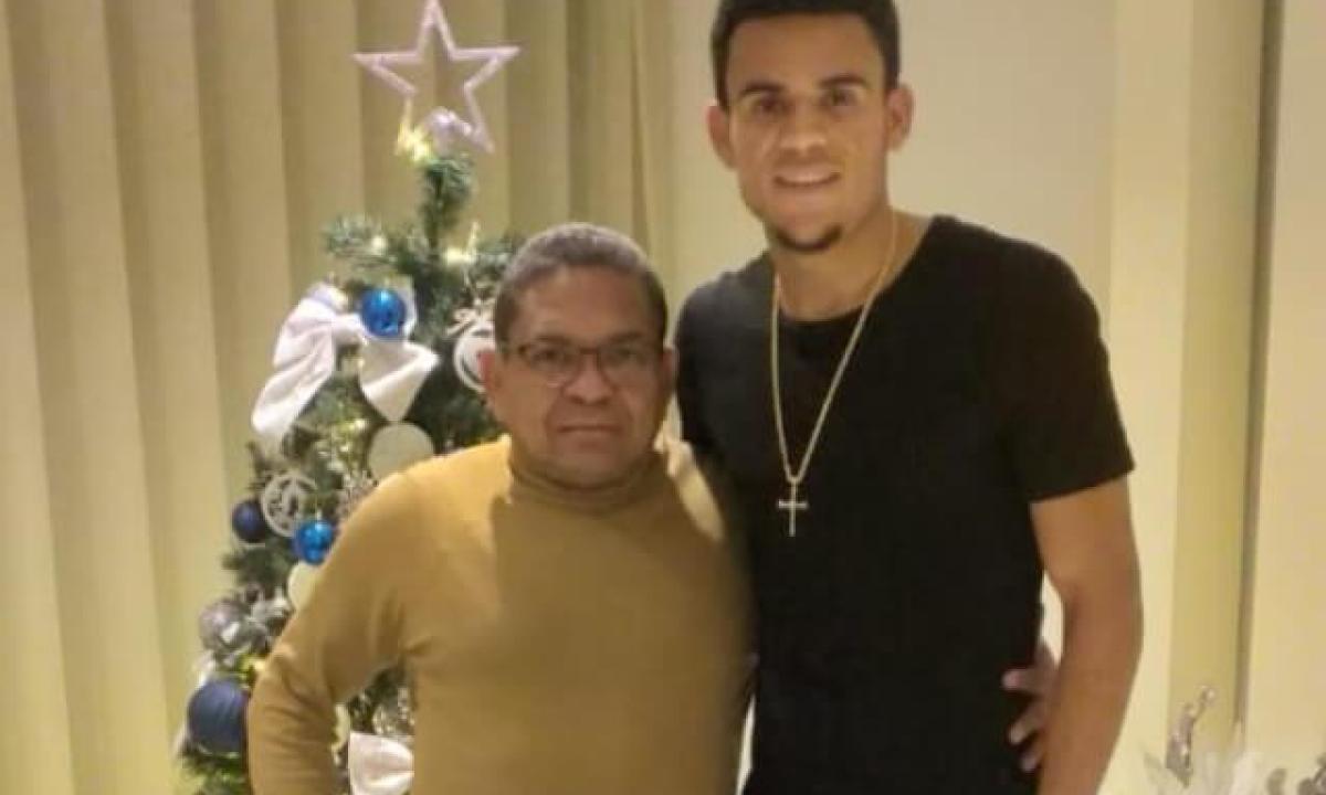 ELTIEMPO's tweet photo. 🚨 #ATENCIÓN | Secuestran a los papás de Luis Díaz en La Guajira, autoridades ya investigan → https://t.co/jk40t7w8cD https://t.co/bNY2XzaUCt