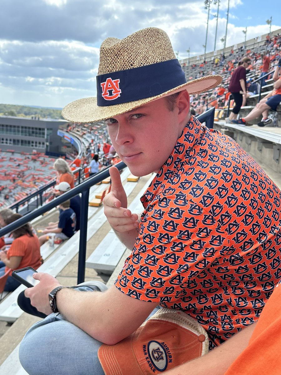 CarsonBekket's tweet photo. Nephew straight in from oversees to see them Auburn boys beat Mississippi State. #WarEagle #AuburnHeros https://t.co/oi4RougnFf