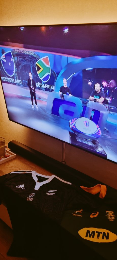 s04nils's tweet photo. Es ist angerichtet! Für jeden möglichen  Ausgang ;-) #ranrugby #Radsport @ProSiebenMAXX #rugbyworldcup2023 #NZLvRSA #AllBlacks #Springboks https://t.co/j2O1SZbZ6r