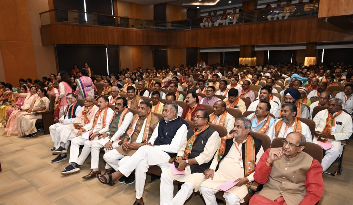 AmitShah's tweet photo. आज मध्य प्रदेश विधानसभा चुनावों को लेकर जबलपुर, भोपाल और नर्मदापुरम संभाग की बैठकों में वरिष्ठ कार्यकर्ताओं के साथ संवाद किया। @BJP4MP का हर कार्यकर्ता पूरे प्रदेश में कमल खिला कर फिर से जनहितैषी भाजपा सरकार बनाने के लिए संकल्पित है। https://t.co/WCIJ9rosKC