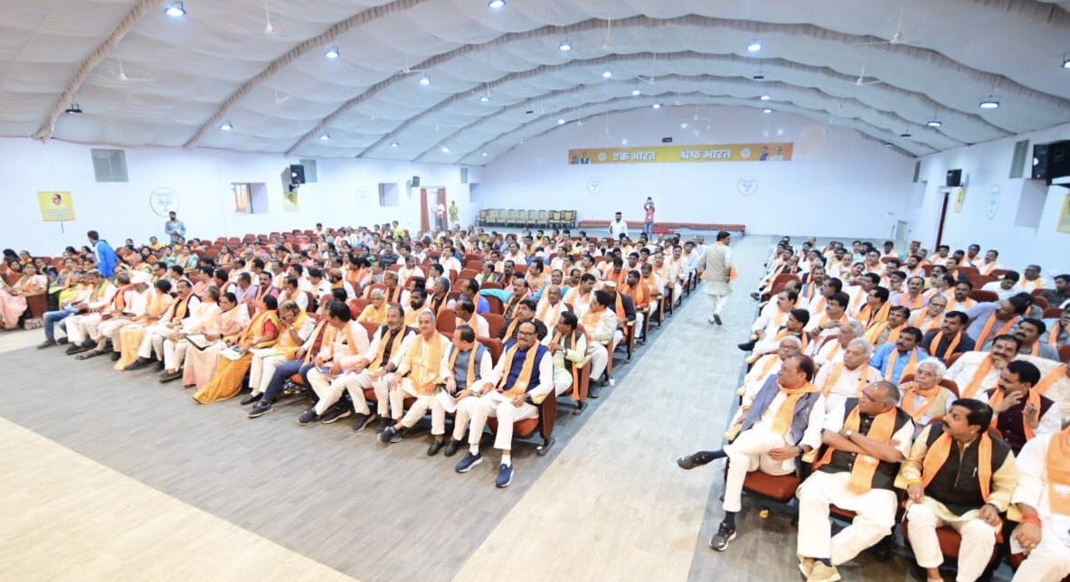 AmitShah's tweet photo. आज मध्य प्रदेश विधानसभा चुनावों को लेकर जबलपुर, भोपाल और नर्मदापुरम संभाग की बैठकों में वरिष्ठ कार्यकर्ताओं के साथ संवाद किया। @BJP4MP का हर कार्यकर्ता पूरे प्रदेश में कमल खिला कर फिर से जनहितैषी भाजपा सरकार बनाने के लिए संकल्पित है। https://t.co/WCIJ9rosKC