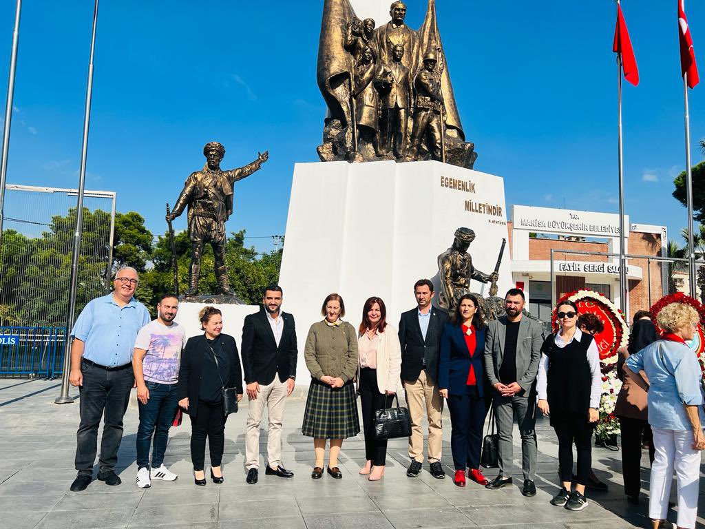 Cumhuriyetimizin 100.yıl kutlamaları hasebiyle, DEVA partisi Manisa teşkilatı olarak milletvekilimiz Sn. <a href="/SelmaKavaf/">Selma Aliye KAVAF</a> ile birlikte çelenk sunma törenine katılım sağladık.Yaşasın Cumhuriyet!