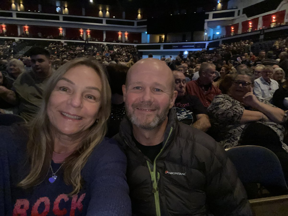 rhwsbloom's tweet photo. Australian Pink Floyd with the boss 🎵 https://t.co/LU739G137N