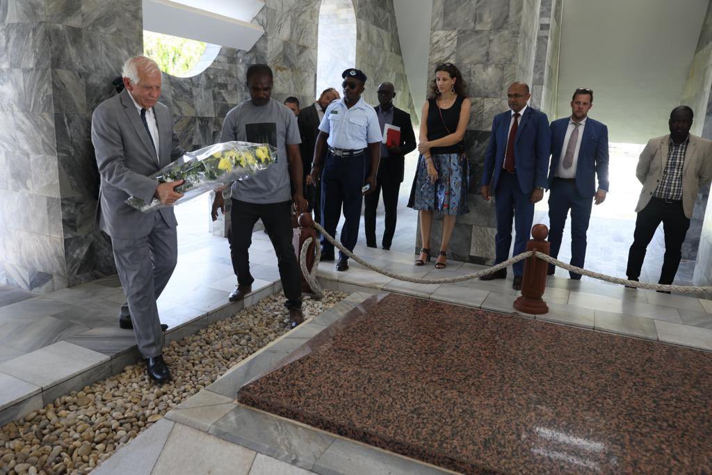 JosepBorrellF's tweet photo. Honouring the legacy of Kwame Nkrumah, first President of Ghana, at the Memorial Park. Pan-Africanist and founding father of a beautiful nation. 

Thank you Ghana for your hospitality. https://t.co/D5sLoghyHY