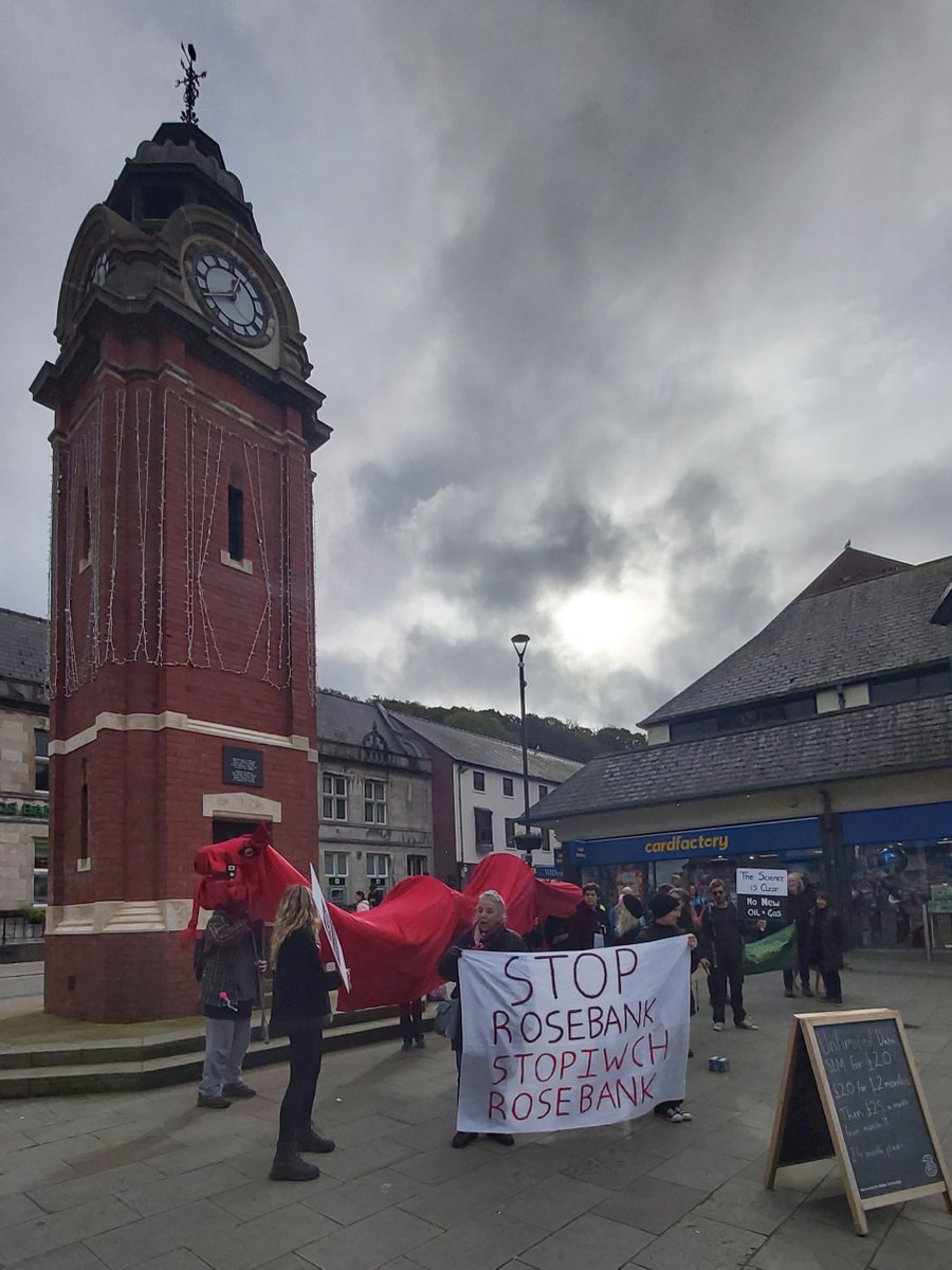 Extinction Rebellion Cymru out in Bangor today.
The dragon says #StopRosebank!

Extinction Rebellion Cymru allan ym Mangor heddiw.
Mae'r ddraig yn dweud Stopiwch Rosebank!