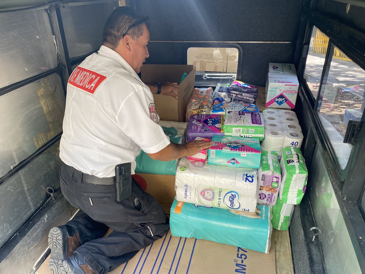 XEMedica's tweet photo. Gracias al apoyo de Paulina de @DeguComidas hoy salío a Acapulco una de nuestras unidades cargada con alimentos y medicinas.
A su llegada informaremos donde fueron entregadas. https://t.co/Z8O2fgf6kS