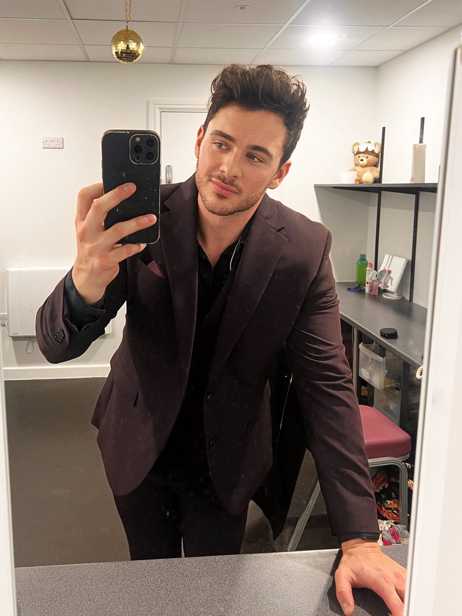 SWilkesOfficial's tweet photo. 🎶 Wow, Heythrop Park, you were incredible! The crowd’s energy was electric, and we rocked the stage! 🙌🤘 See you all again soon 🙏🏼🎤  #UnforgettableShow #HeythropPark https://t.co/E0b52IIRyf