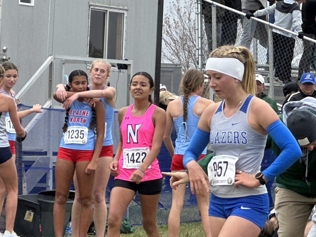 SM_NORTH_HS's tweet photo. BRITTANY B FINISHING THE RACE!!! #NorthPride @smnxc @smnpepclub https://t.co/D8m7BfMruo