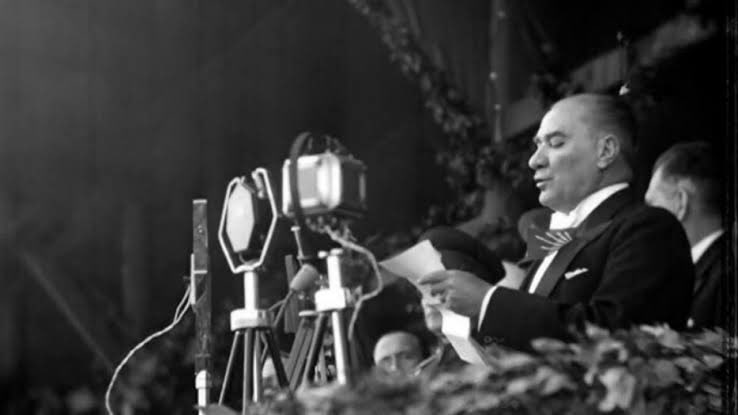 AlpNavruz's tweet photo. Cumhuriyetimizin kurucusu Mustafa Kemal Atatürk ve silah arkadaşları başta olmak üzere bütün şehit ve gazilerimizi saygı ve rahmetle anıyorum #29EkimCumhuriyetBayramı kutlu olsun. 🇹🇷 https://t.co/Qdgds9dAYr