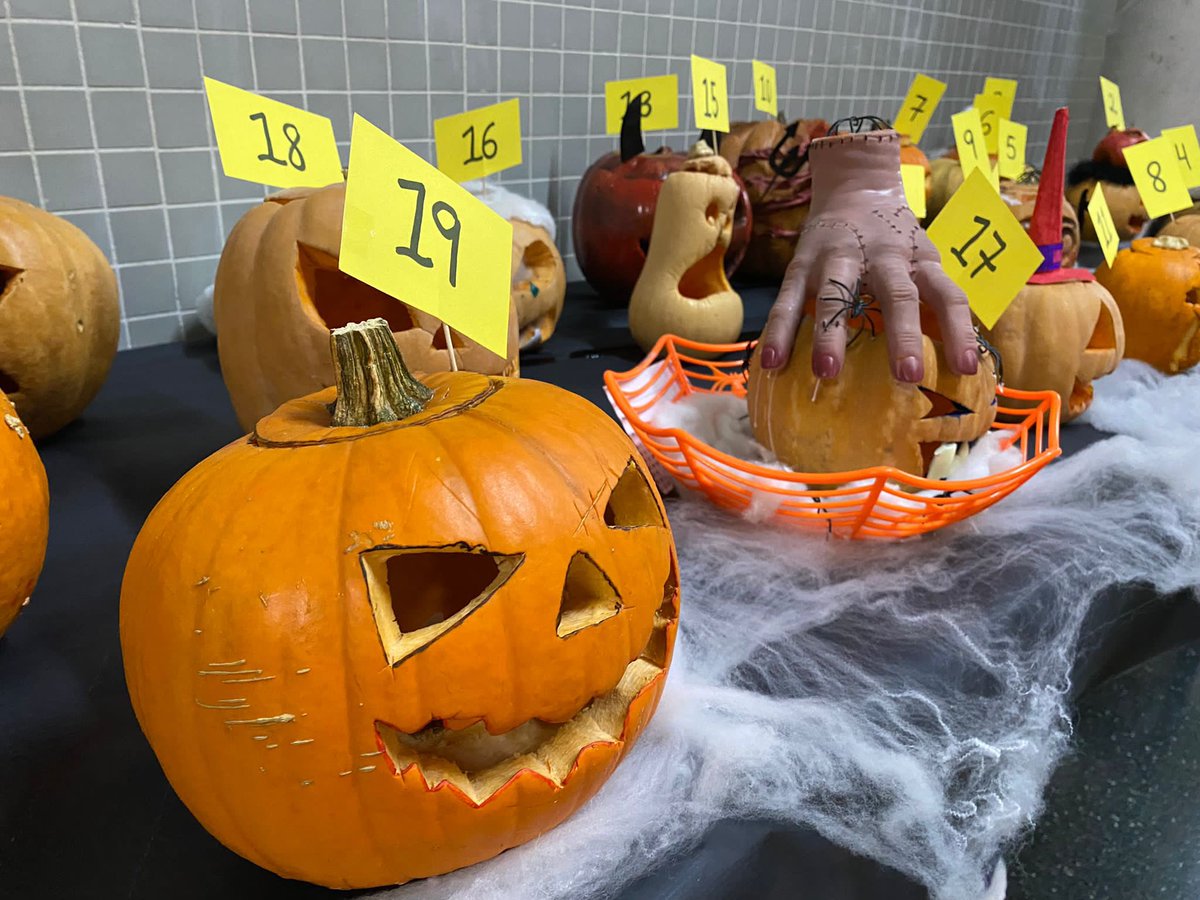 S'acosta el dia de Tots Sants i el Departament d'Anglés del nostre centre l'ha volgut celebrar amb un gran concurs de carabasses terrorífiques entre els alumnes. Mireu-les! Totes fan molta por. Happy Halloween! Felicitacions a tots els participants. 🎃🎃🎃👻👻🌰🌰