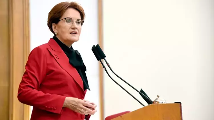 Meral Akşener’den AK Parti ve CHP eleştirisi: “İki taraf da milleti kendisine oy verdiği sürece makbul görüyor. Bir itirazını dile getirdiğinde ya da eleştirdiğinde bir taraf sana hain, nankör ve terörist diyor. Diğer taraf ise cahil, ahlaksız veya onursuz olarak yaftalıyor.'