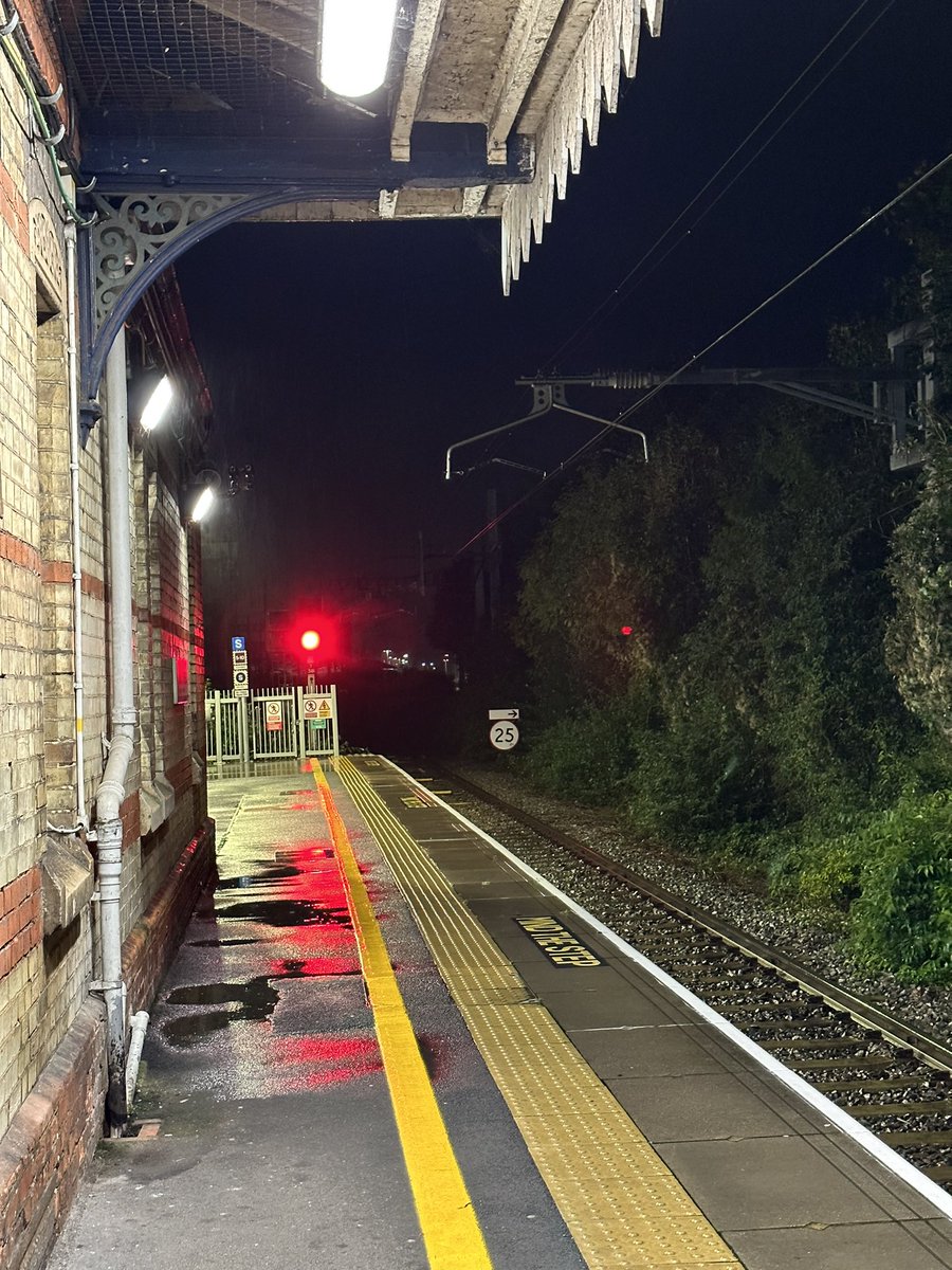 Another day another hour of my life, and evening wasted, stuck at train stations. Thanks <a href="/GWRHelp/">GWR</a>