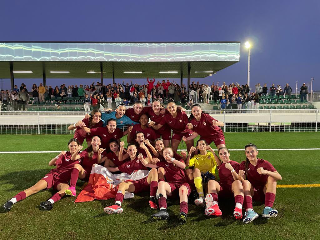 SevillaFC_Fem's tweet image. CANTERA | Las cadetes de @RafaSili se llevan el primer derbi en la CD Rafael Gordillo en la 1ª Andaluza Femenina Cadete: 

@RealBetisFem 1-3 #SevillaFCFem Cadete ⚪️🔴

⚽️ Rosalía (2) y Barrios. 💪🏻

#CanteraSevillaFC