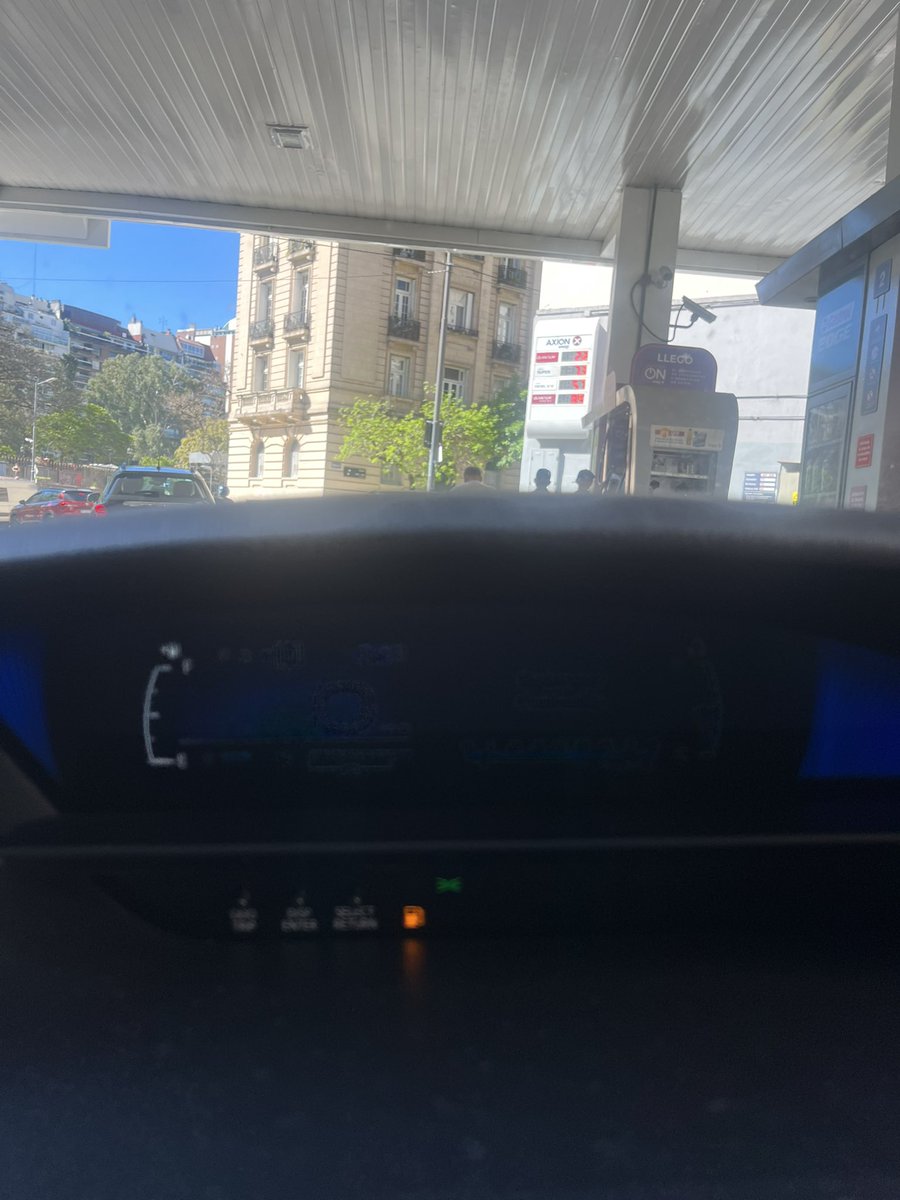 Escasez de combustible. Estoy con la reserva y sigo buscando. Metáfora cabal de lo que deja el gobierno de científicos y superministros. Qué humillante y caro es el populismo.