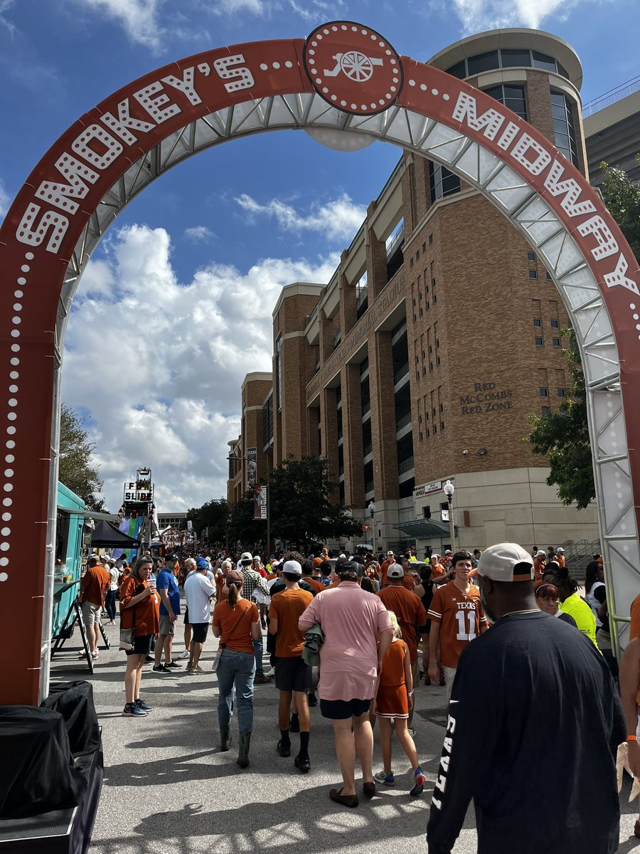 Veallionaire's tweet photo. Gameday @TexasFootball is like non other. https://t.co/GRCdmfc9Ge