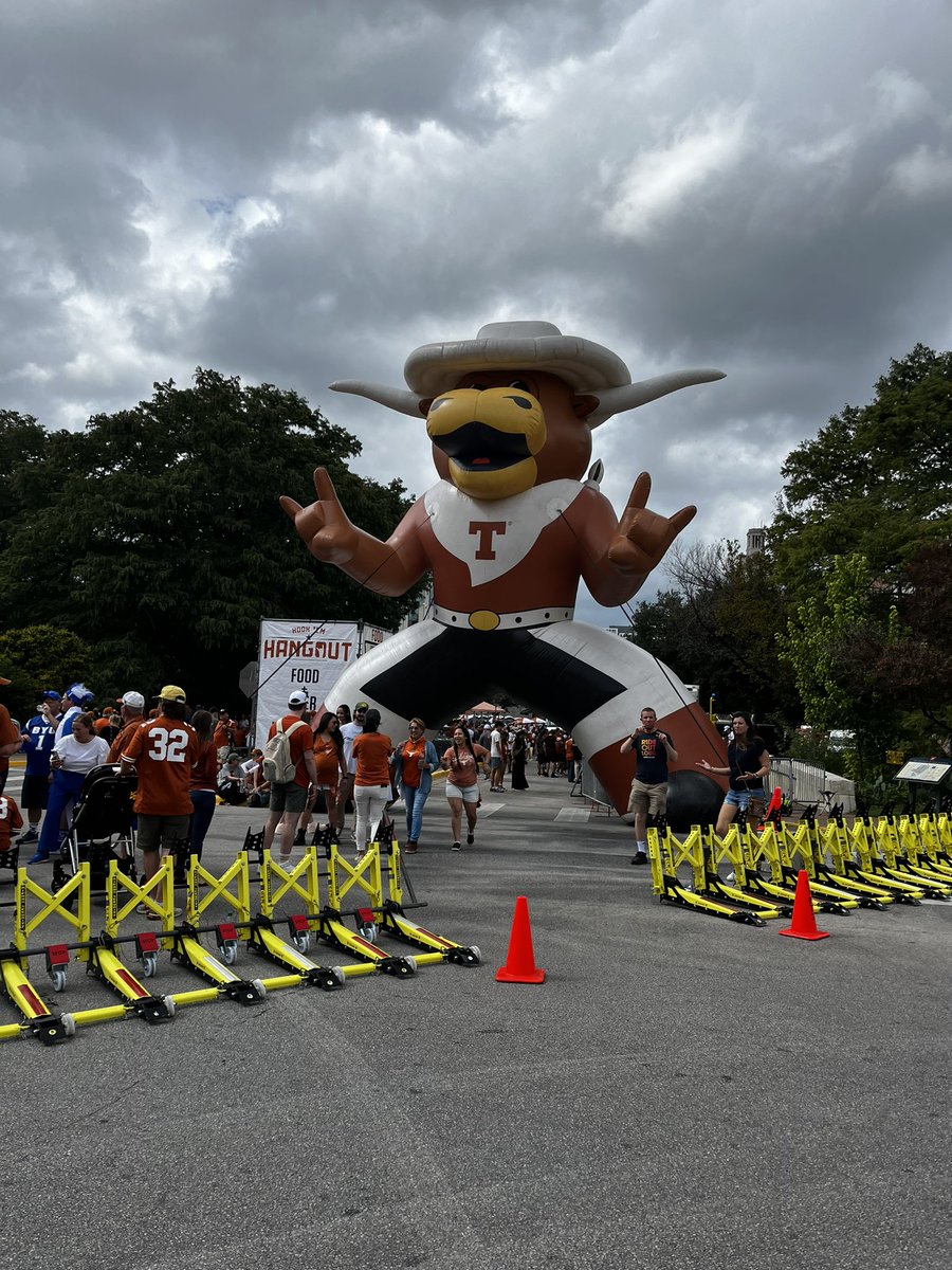 Veallionaire's tweet photo. Gameday @TexasFootball is like non other. https://t.co/GRCdmfc9Ge