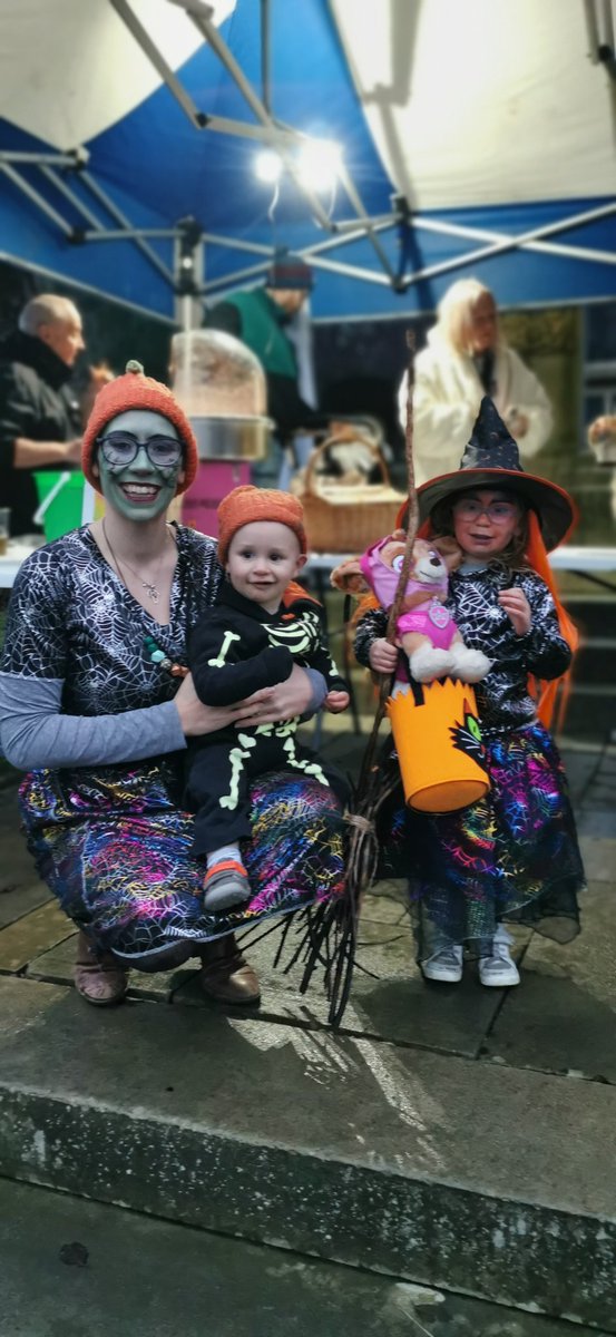 This evening was the village halloween trail. We've not put on a display but this year walking round inspiration struck.

Next year we'll be entering and it'll involve speakers playing out #uncanny case 2 on repeat and something landing in the front garden 🛸

#UncannyCommunity