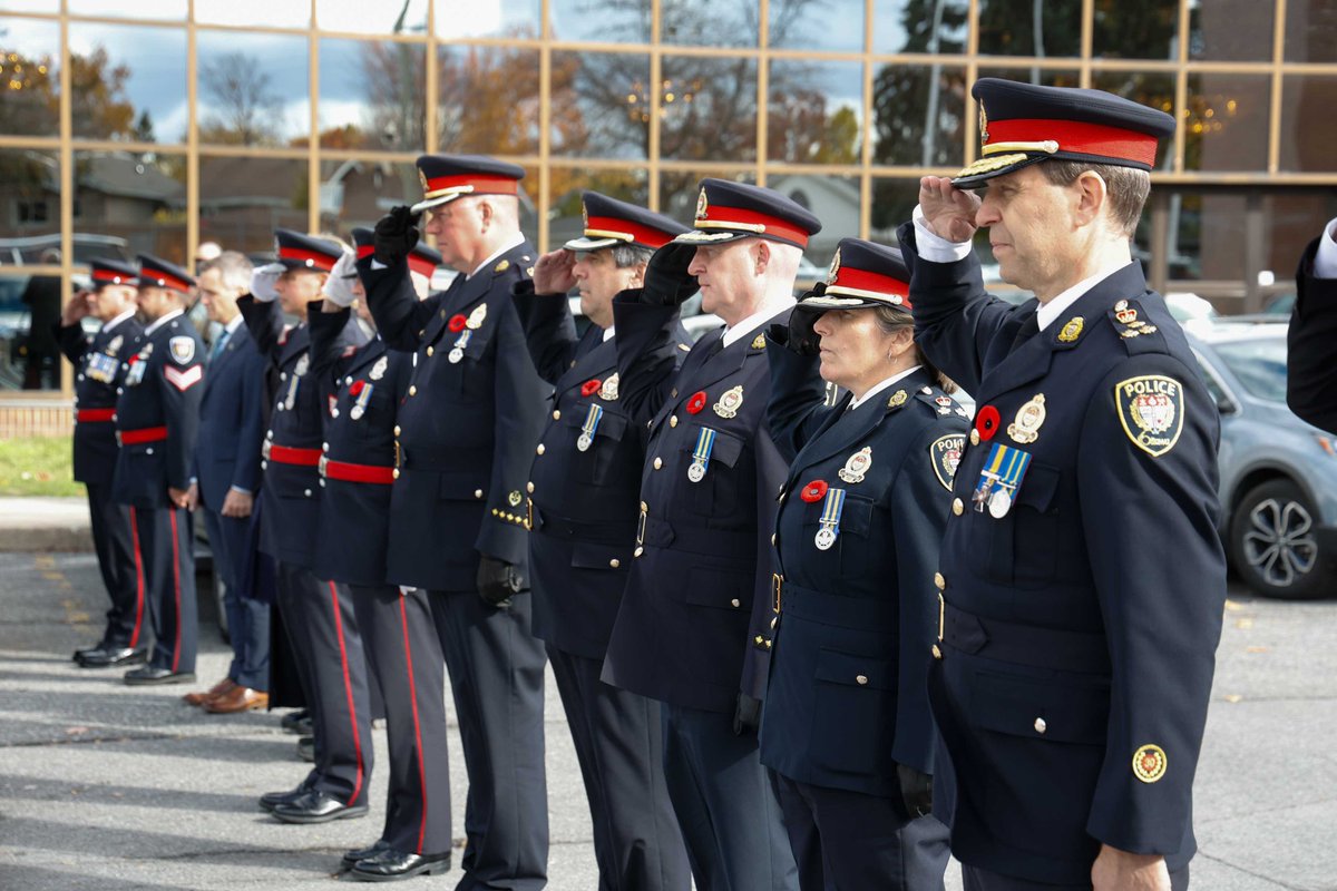 OttawaPolice's tweet photo. Today, ret. Sgt. Robin Easey was laid to rest.

Sgt. Easey was injured in the line of duty when responding to a call at Bayshore Shopping Centre in September 1984, which left him blind with severe mobility and health issues.

Sgt. Easey and his family persevered and became forces of change. Sgt. Easey remained a member of our Service and advocated for improvement in the field of brain injuries and police members involved in traumatic events. This led to support networks like Robin’s Blue Circle of Life and the Robin Easey Centre for Cognitive Rehabilitation at The Ottawa Hospital.

We thank you, Sgt. Easey, for your service.
~
Aujourd'hui, nous avons dit aurevoir au sergent retraité Robin Easey.

Le sergent Easey fut blessé dans l'exercice de ses fonctions lors d'une intervention au Centre commercial Bayshore en septembre 1984, où il perdit la vue, en plus d'éprouver de graves problèmes de santé et de mobilité.

Résolus, le sergent Easey et sa famille devinrent des forces du changement. Le sergent Easey demeura membre de notre Service et milita pour des améliorations dans le domaine des lésions cérébrales et pour les policiers impliqués dans des événements traumatisants. Ses efforts engendrèrent des réseaux de soutien, comme son propre Blue Circle of Life, ainsi que le Centre de réadaptation cognitive Robin Easey à l'Hôpital d'Ottawa.

Sergent Easey, nous vous remercions de votre service.