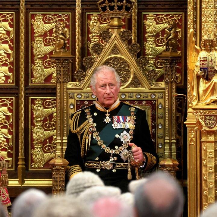 İngiltere Kralı 3. Charles:

Siz ve dünyanın her yerinde yaşayan Türkler, Türkiye'nin yüzüncü yılını kutlarken ben ve eşim size en iyi dileklerimizi iletiyoruz.