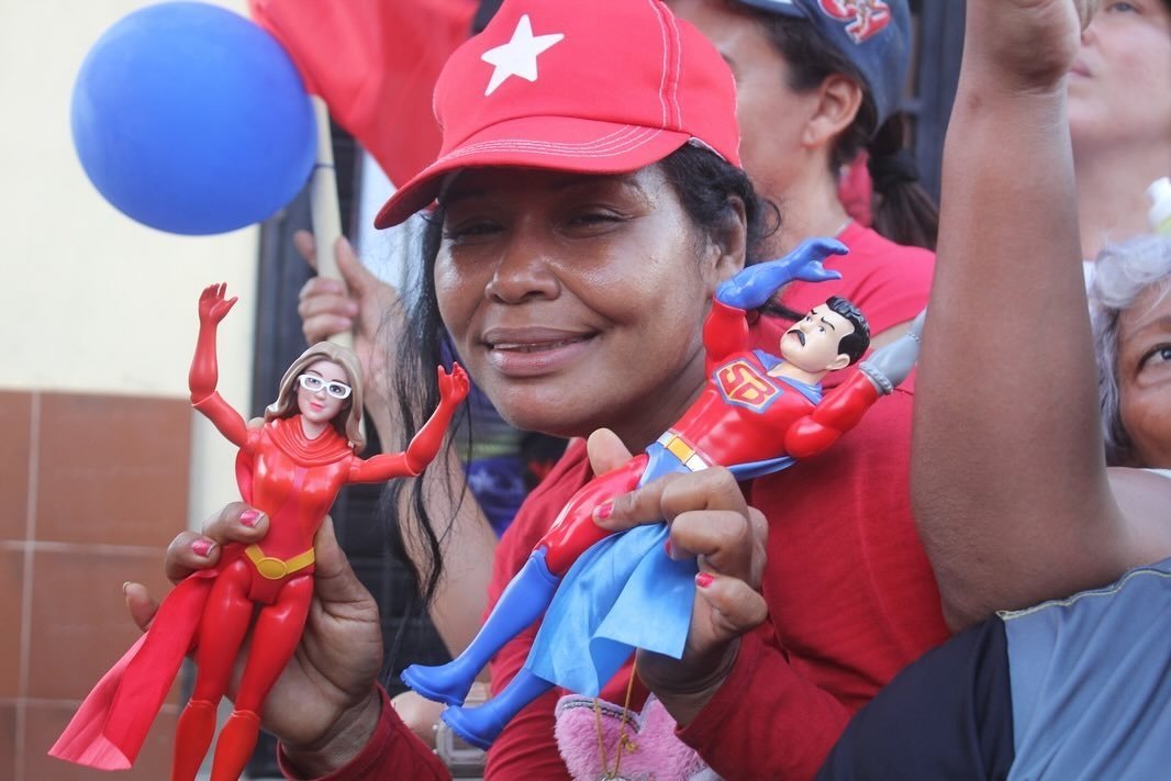 RafaelMaracay21's tweet photo. Desde Girardot y en una sola voz ¡El que va es Nicolás! @NicolasMaduro

@Soykarinacarpio
@PartidoPSUV

#Maracay https://t.co/wLtXe3FA4X