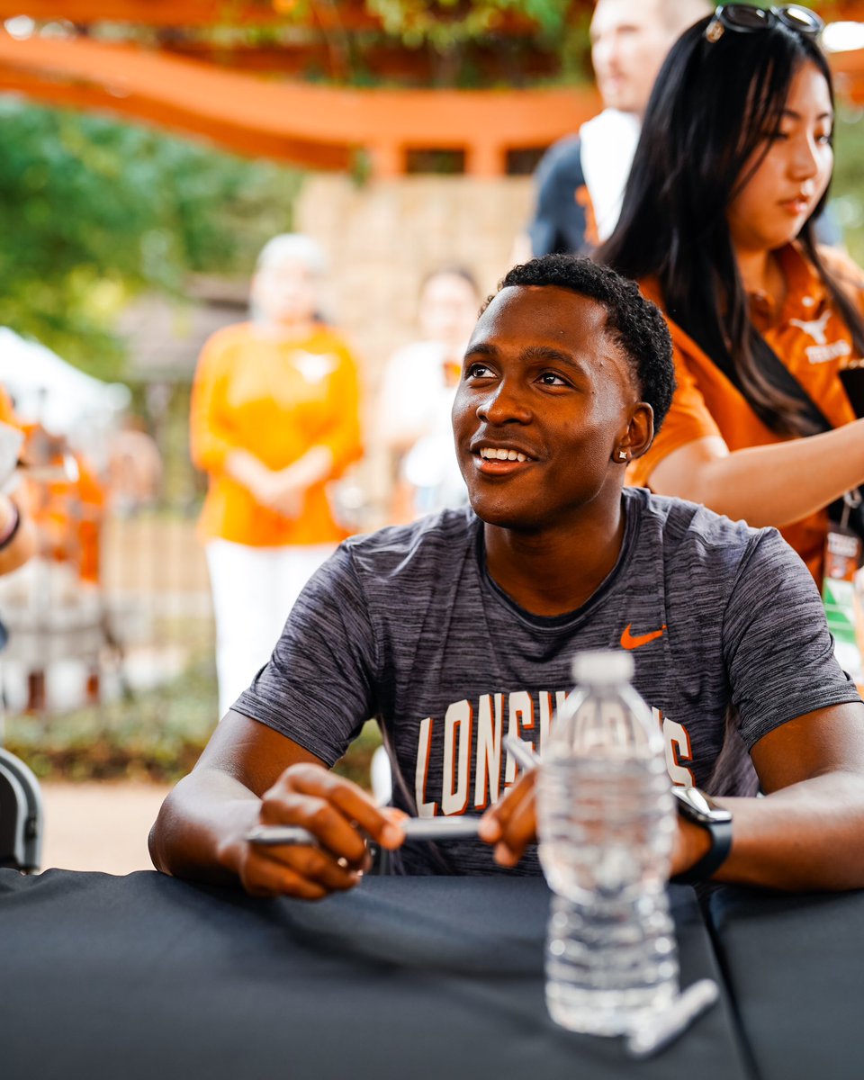 TexasMBB's tweet photo. hoops szn 🔜🤘 

#HookEm https://t.co/OtiFF1mK8h