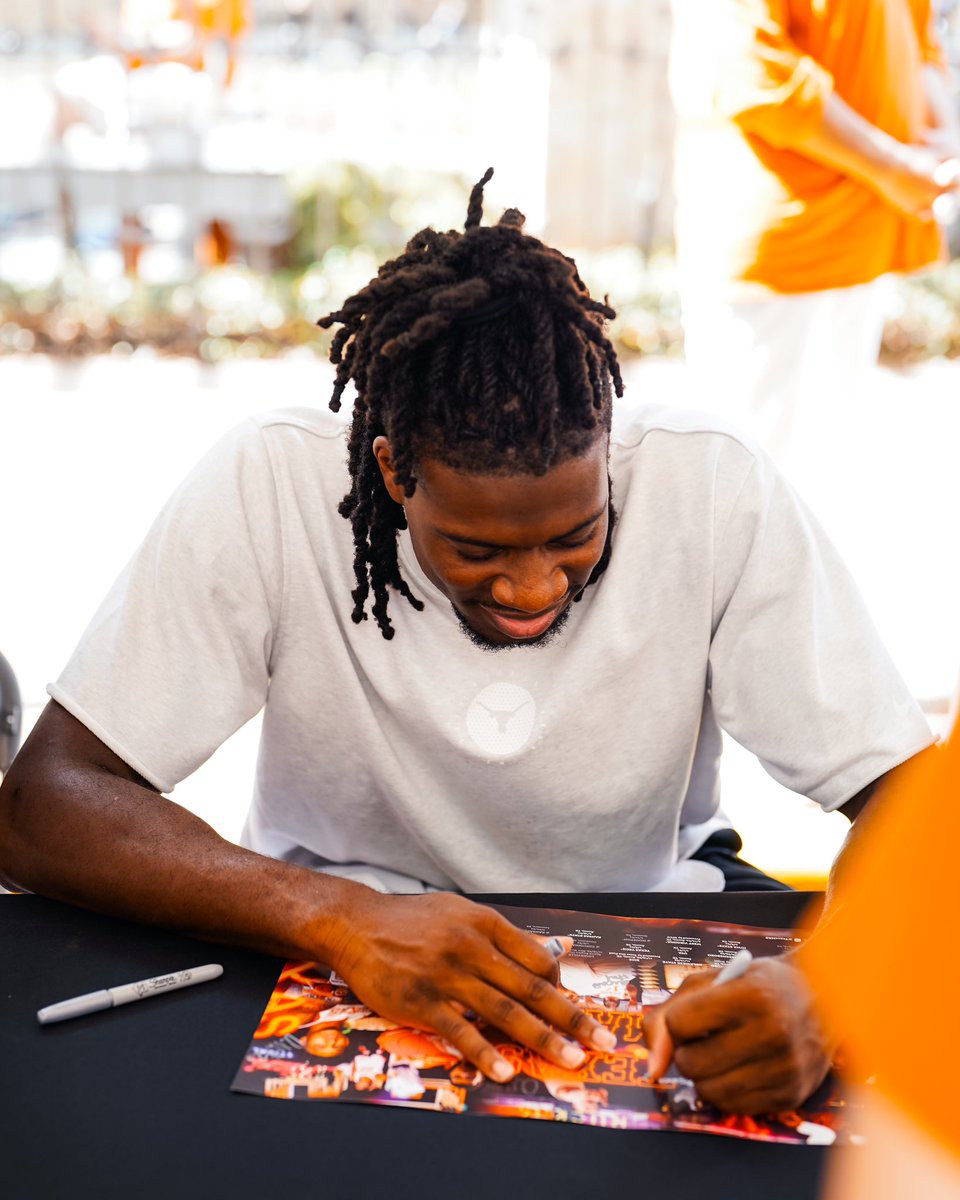 TexasMBB's tweet photo. hoops szn 🔜🤘 

#HookEm https://t.co/OtiFF1mK8h