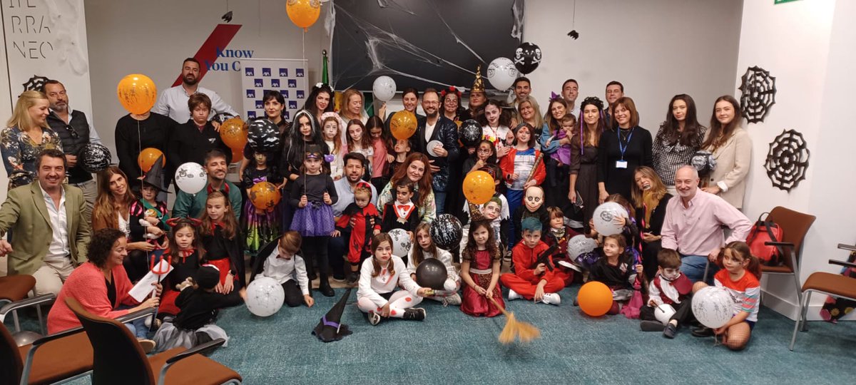 Camara_Fran's tweet photo. Terrorífico KID's DAY hemos vivido hoy  la #familiaAXA en la DTSUR. Los más peques han disfrutado de un día, en la "ofi" de sus mamás y papás, donde no han faltado momentos "mágicos". @Javier_Tena_V @JP_VazquezRiva @JCamposTellez @NachoIvafe @carmengarciaram @diana_pizarroc https://t.co/l24a1Rv2py