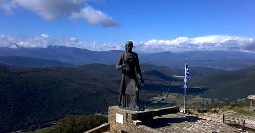 ' ανάμεσα στις γυναίκες της ΠΙΝΔΟΥ κυκλοφορούσε μια υψηλή μαυροφορεμένη με τσεμπέρι που τις καθοδηγούσε σε εύκολα και γρήγορα μονοπάτια , ήταν η ΜΕΓΑΛΟΧΑΡΗ της ΤΗΝΟΥ' - μαρτυρία συγγενή μου από την Καστοριά

…nstantinoupolipothoumeno.blogspot.com/2023/10/blog-p…