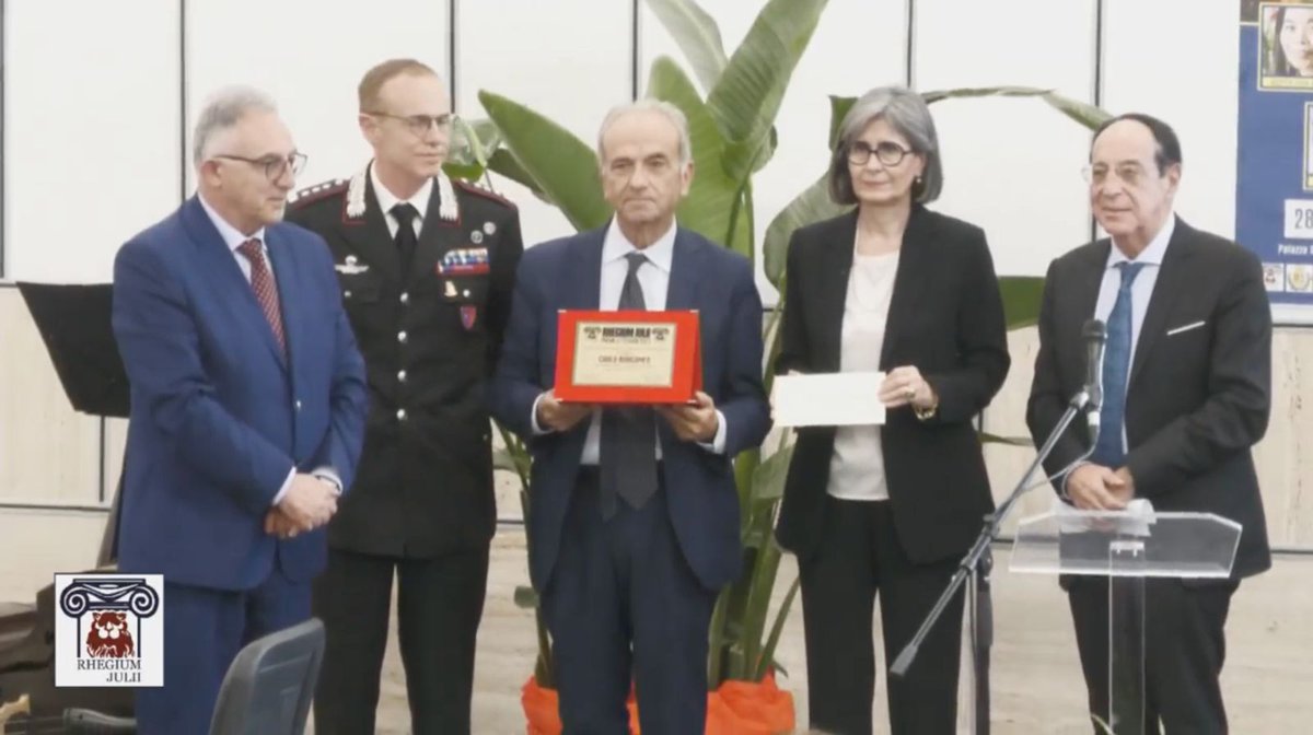 28 ottobre Auditorium G. Versace Reggio Calabria . Premio Rhegium Iulii 2023. Il Sindaco premia Carlo Borgomeo vincitore del premio Gaetano Cingari per gli studi meridionalistici con il libro “Il capitale che serve”.