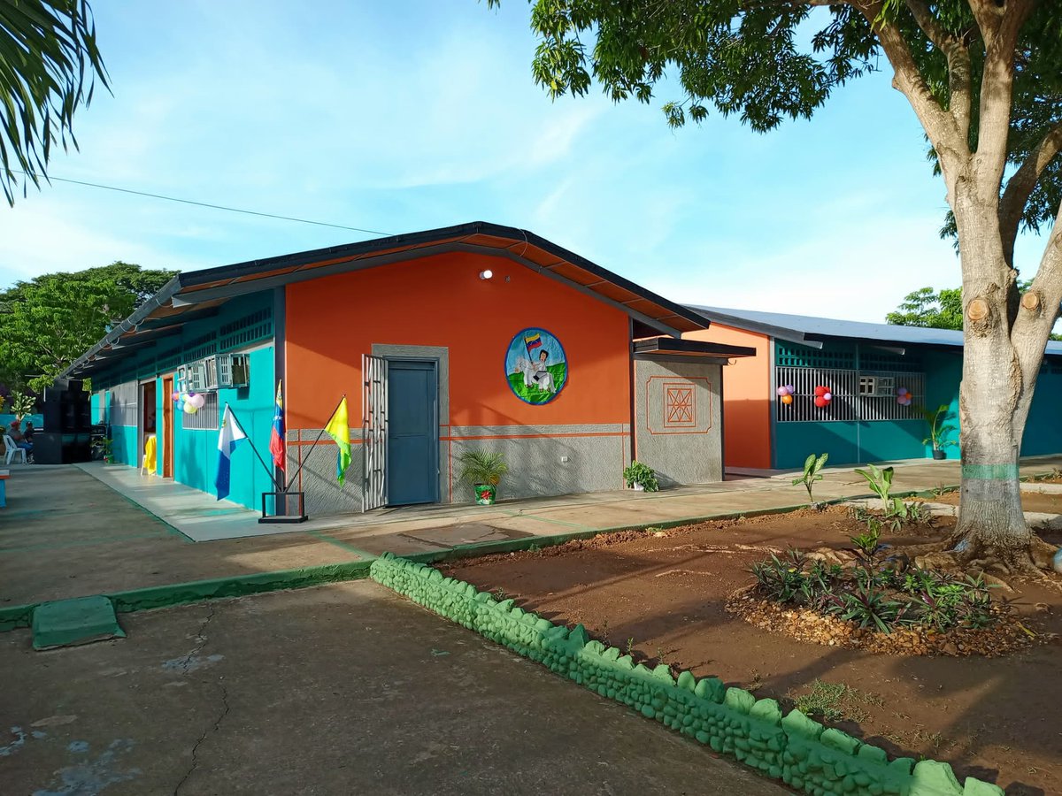 CDCESucre's tweet photo. #Bricomiles en acción, entrega CEI Germania Going, ubicada en Cariaco, estado Sucre, totalmente rehabilitada. ¡Más escuelas bellas para nuestros estudiantes!. @NicolasMaduro @_LaAvanzadora @GPintoVzla @MPPEDUCACION @KarenlyPSUV @fede_sucre @zodi53sucre https://t.co/ekSJrInRMZ