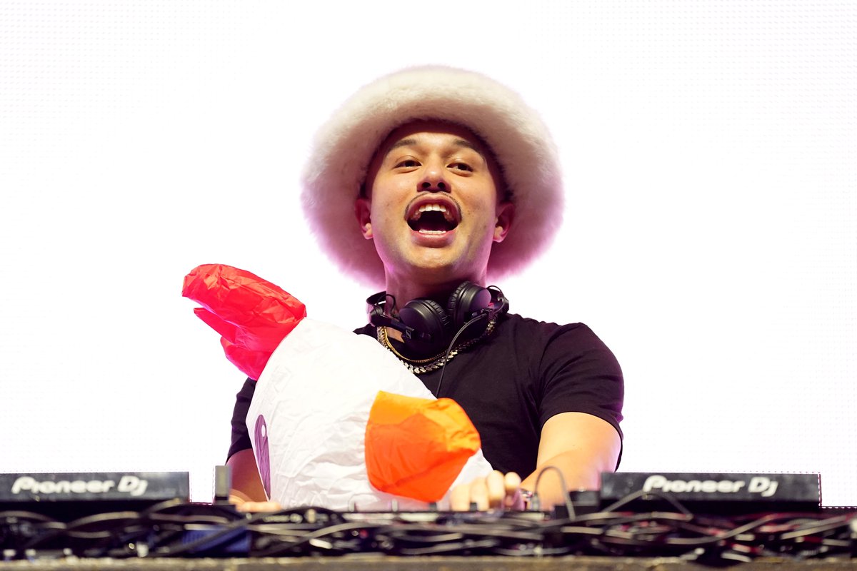 playkissuk's tweet photo. Have you ever seen a man so happy to be dressed as a chicken? 🐔

@JaxJones at #KISSHaunted did not disappoint 😂 @VOXI_UK https://t.co/PwOpZnXyLp