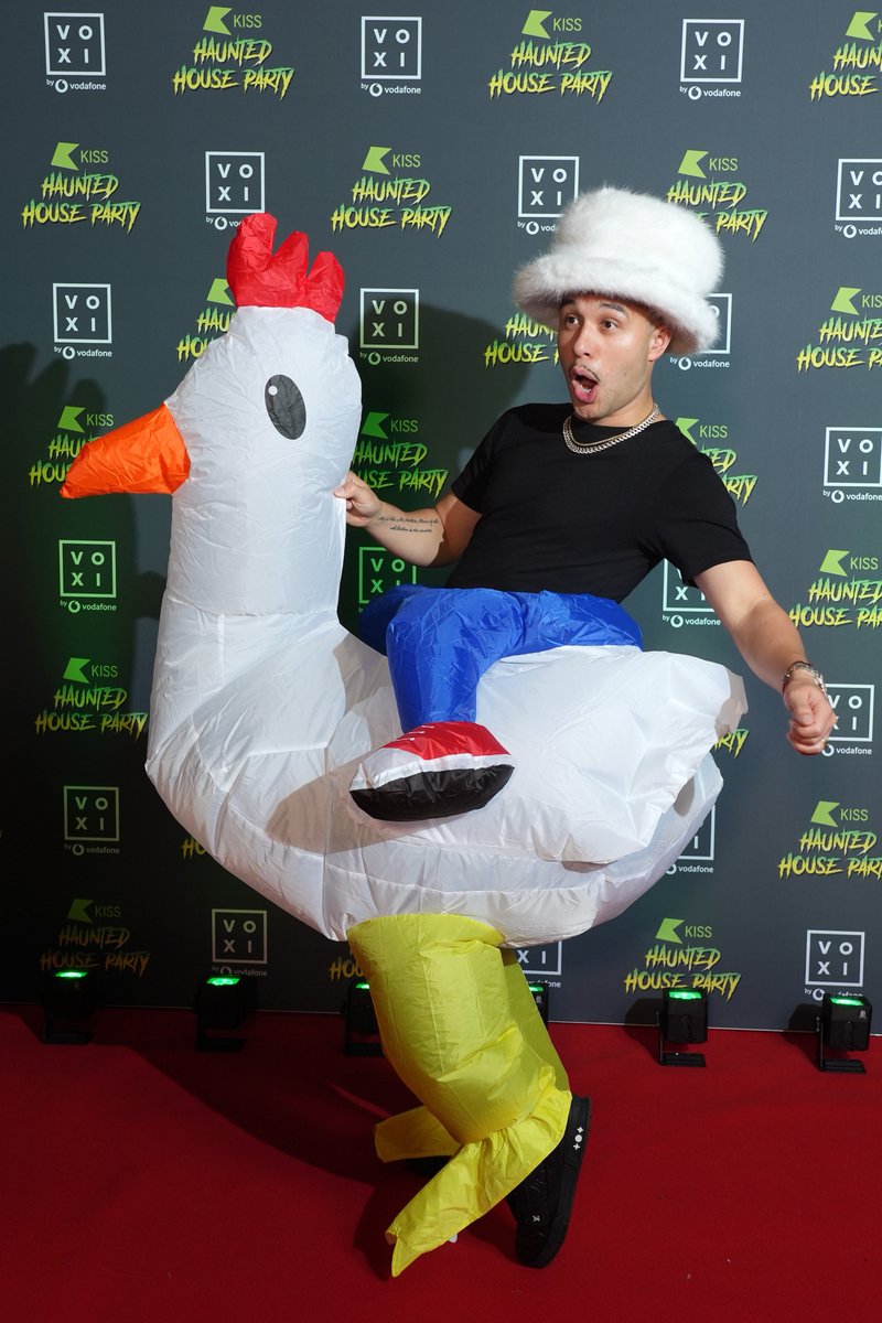 playkissuk's tweet photo. Have you ever seen a man so happy to be dressed as a chicken? 🐔

@JaxJones at #KISSHaunted did not disappoint 😂 @VOXI_UK https://t.co/PwOpZnXyLp
