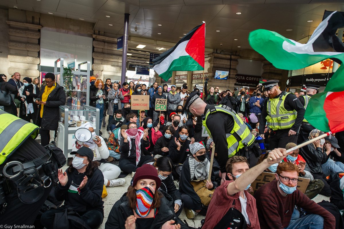 GuySmallman's tweet photo. Waterloo Station today. More pics: https://t.co/gC2x0RySXo
#waterloostation #waterloostationlondon #directaction #sitdownprotest #stopthegenocide #stopthegenocideofpalestinians #palestinesolidarity #gazaunderattack #london #protest #freepalestine #palestinewillbefree #SisterUncut https://t.co/o48RTuhUSV
