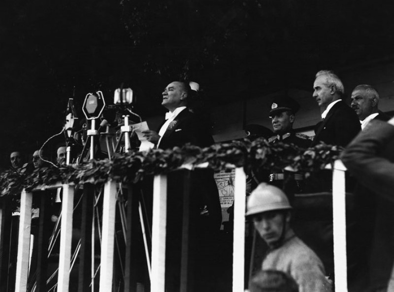 Cumhuriyet fazilettir. Sultanlık, korku ve tehdide dayanan bir idaredir. Cumhuriyet idaresi faziletli ve namuslu insanlar yetiştirir. Sultanlık, korkuya ve tehdide dayandığı için korkak, alçak, sefil ve rezil insanlar yetiştirir. Aradaki fark bunlardan ibarettir.