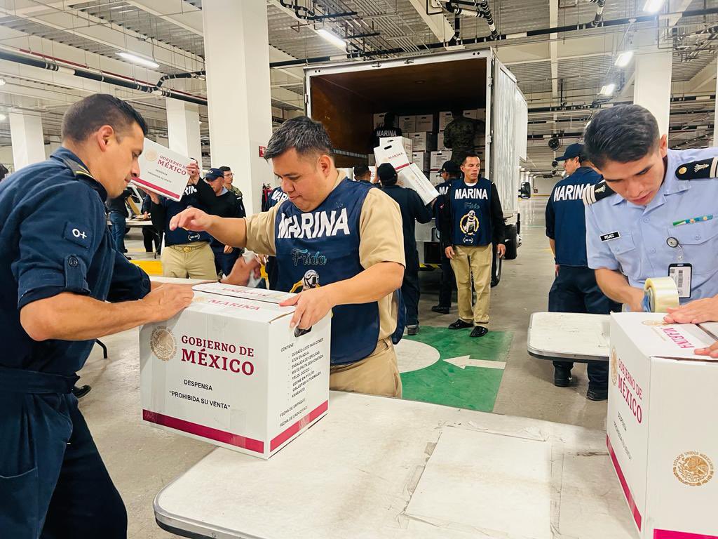 La <a href="/SEMAR_mx/">SEMAR México</a> trasladó 4 mil despensas, 30 tn de enseres de limpieza y 32,000 lts de agua a Acapulco. Son 5,000 elementos que se encuentran brindando apoyo a la población. Están listas 12 toneladas de víveres vía los Centros de Acopio de la Secretaría para tomar destino a la zona.