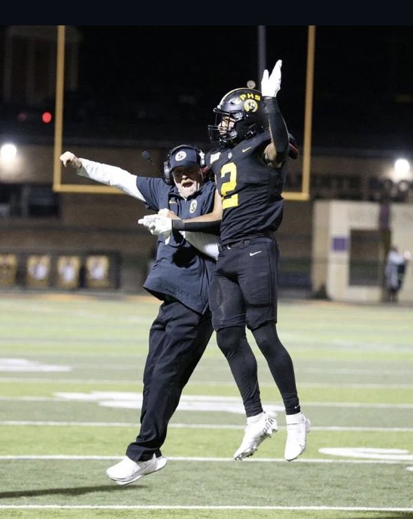KIZEPAPA's tweet photo. This guy @Michael43657825 may be the greatest HYPE coach that I’ve witnessed over my years covering Oklahoma high school football! Players love him and he loves and serves everyone he is in contact with! #bringthehype #alwayslit🔥 #jobwelldone #energizer #lookatthoseups👀 https://t.co/ailV5UmNMA