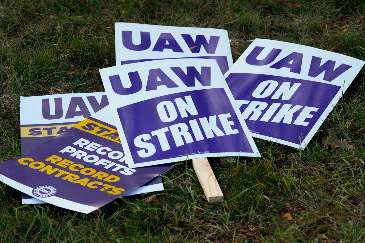 Jeep maker Stellantis has reached a tentative contract agreement with the United Auto Workers union that follows a template set earlier this week by Ford, two people with knowledge of the negotiations said Saturday. trib.al/7jZUFzu