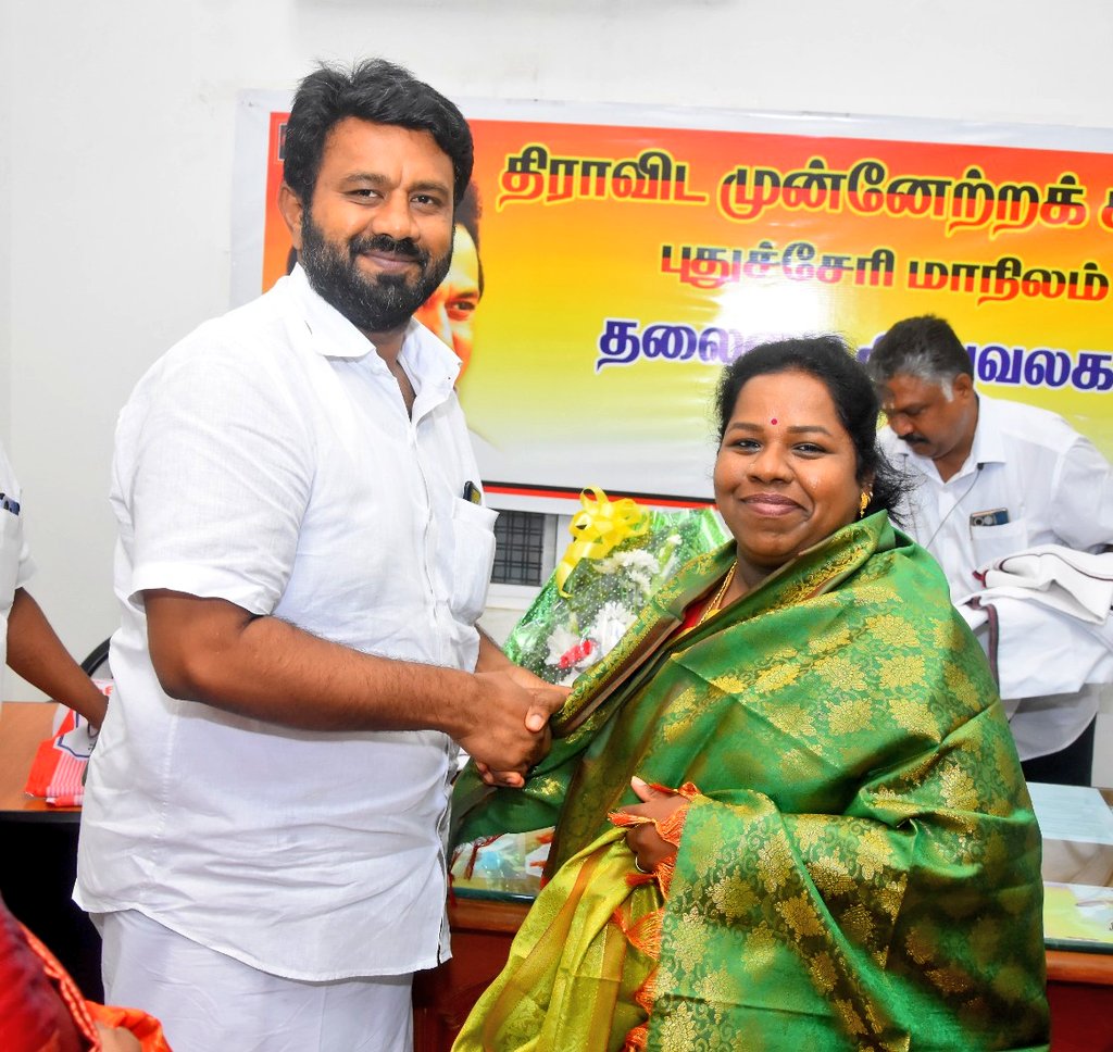 Tr_Gayathri's tweet photo. #புதுச்சேரி மாநில மகளிரணியின் அமைப்பாளராக என்னை பரிந்துரைத்த எங்கள் கழகத்தின் மாநில அமைப்பாளர்,  பாசத்திற்கும் அன்பிற்குமுரிய எங்கள் ஆருயிர் அண்ணன் இரா.சிவா @RSiva2904 அவர்களிடம் மகளிரணியின் நிர்வாகிகள் இன்று வாழ்த்துப்பெற்றோம்! பாகூர் திமுக சட்டமன்ற உறுப்பினர் அண்ணன் @RRSenthil_MLA அவர்களிடமும் வாழ்த்து பெற்றோம்! 

புதுச்சேரியில் திராவிட மாடல் ஆட்சி நிச்சயம்! அதுவே எங்கள் லட்சியம்! அதிக பெண் வாக்காளர்களை கொண்ட புதுச்சேரியில் பெண்களுக்கான முக்கியத்துவத்தை அரசியல் களத்தில் ஏற்படுத்துவேன். தந்தை பெரியார், பேரறிஞர் அண்ணா, முத்தமிழறிஞர் தலைவர் கலைஞர், கழகத்தலைவர் தளபதியார் @mkstalin, கழகத்தின் துணைப் பொதுச்செயலாளர் அக்கா @KanimozhiDMK வழியில் பெண்களுக்கான உரிமைக்களத்தில் எப்போதும் கொள்கையோடு அணியின் நிர்வாகிகளுடன் இணைந்து செயலாற்றுவேன்! @DMKWomensWing