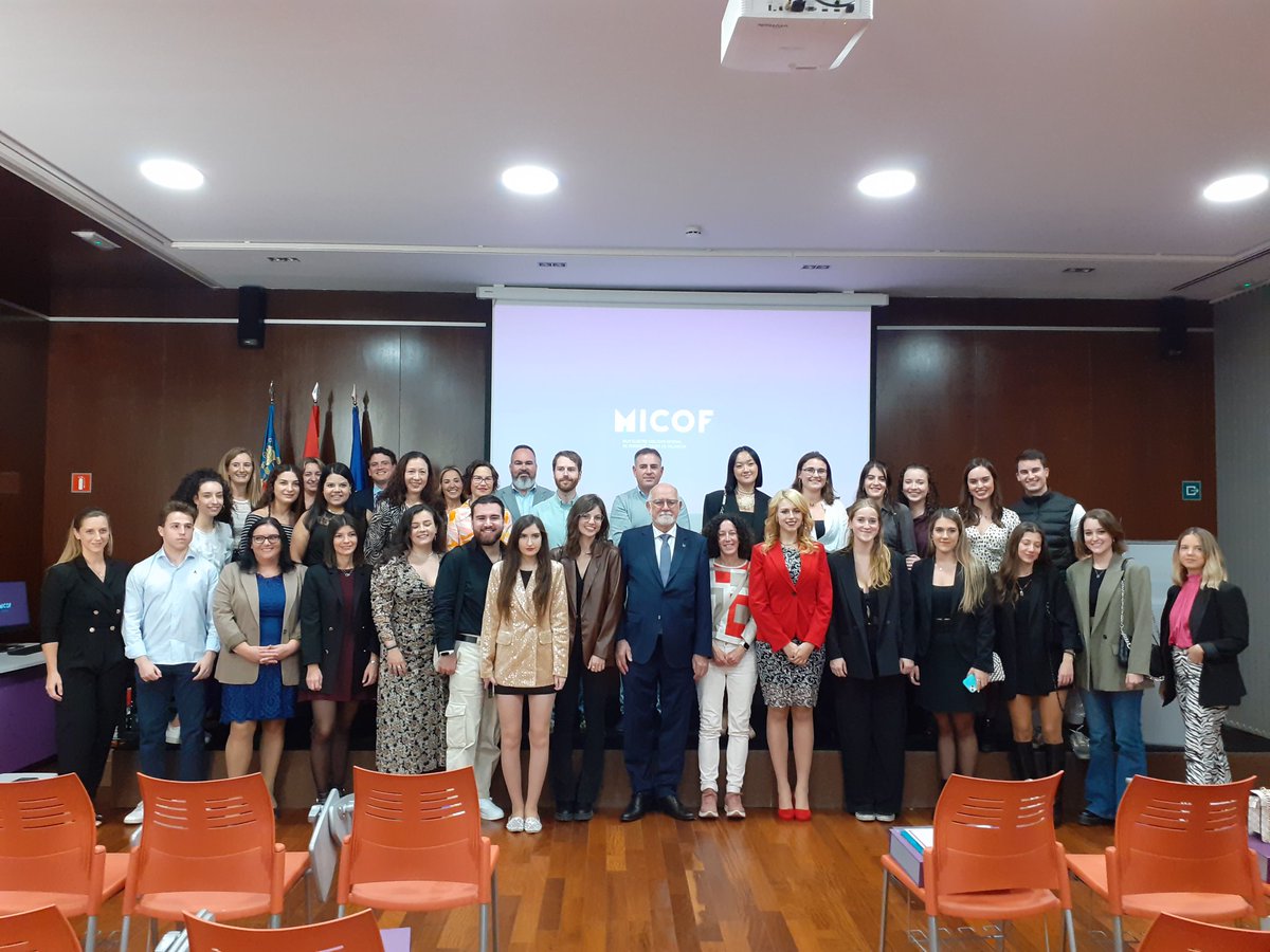 micofvlc's tweet photo. Leemos en equipo el Juramento Farmacéutico antes de dar paso al cóctel. Y hacemos foto de grupo 😁💚 https://t.co/oA7NGJ2b7j