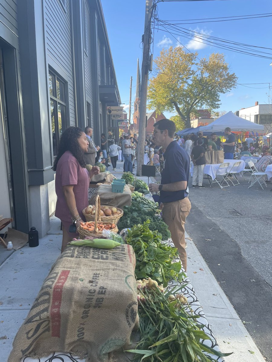 PVDMayor's tweet photo. Congratulations to Southside Community Land Trust for bringing 3 new food ventures to South Side! Your dedication to our community, youth, &amp; rejuvenation efforts in our neighborhoods is commendable. Your contributions pave the way for a brighter Providence for years to come! https://t.co/JcVHVqgX9S