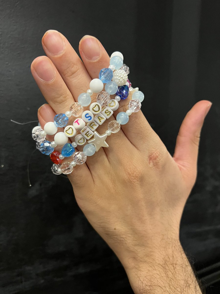 Eras tour filminde değiş tokuş yapmak için bileklik yapmadım da demem (swiftie by proxy oldum…)