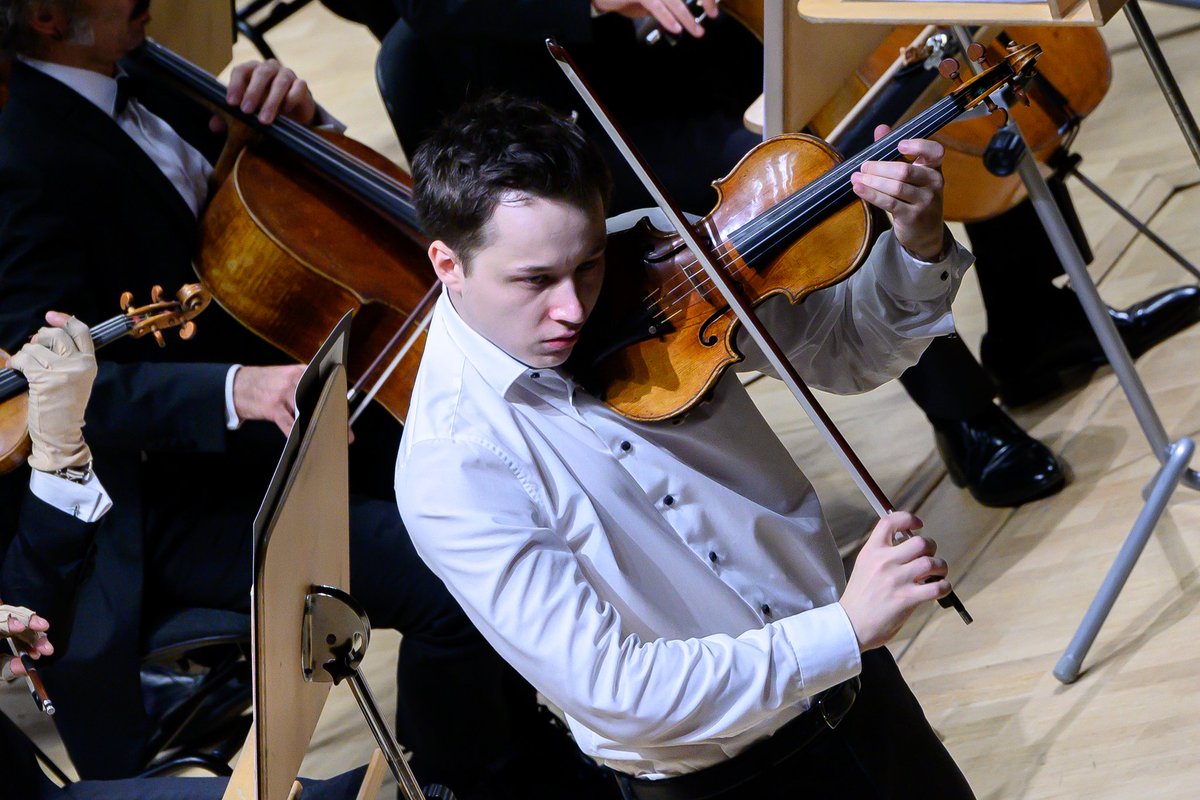 ocnesp's tweet photo. #Dalene interpretó el "Concierto para violín y orquesta op. 33" de Carl #Nielsen, una obra que apunta tanto a la tradición como a la renovación del género, sin renunciar al carácter «popular y espectacular» que se espera de una obra virtuosística de estas dimensiones. https://t.co/NKucdAgIQv