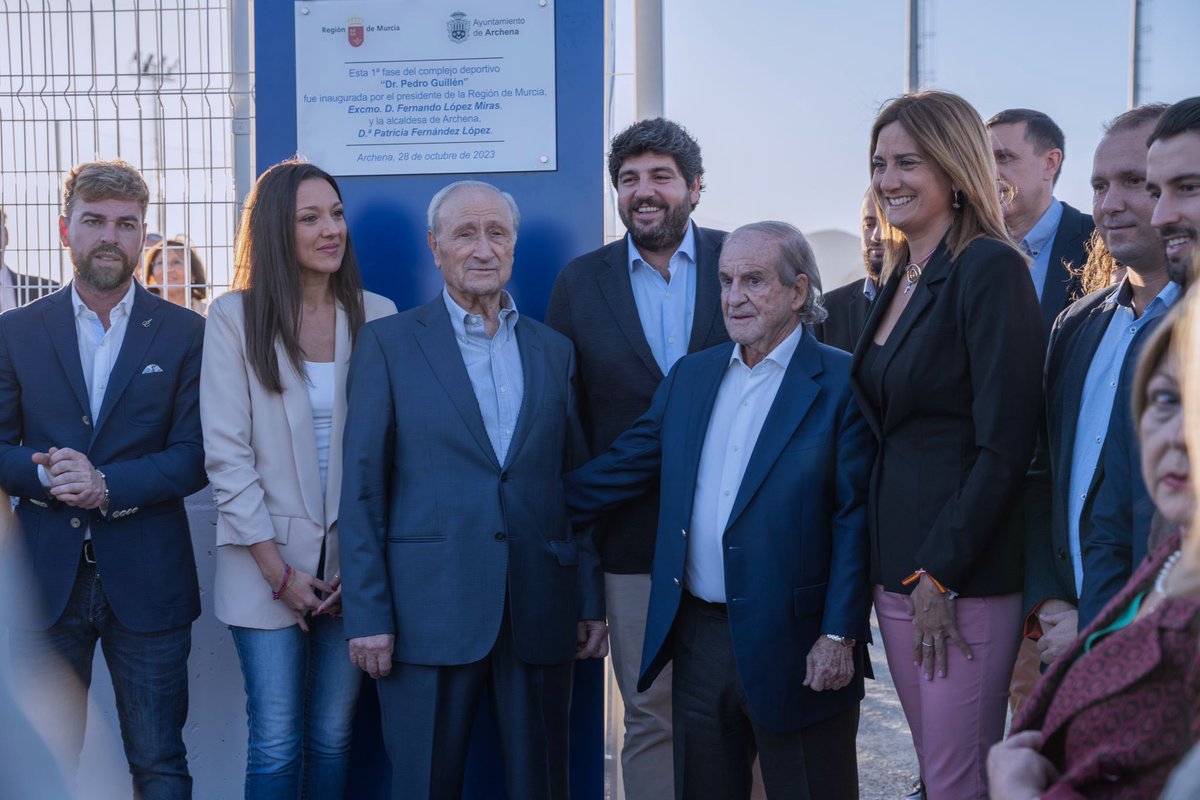ClinicaCEMTRO's tweet photo. 🗞️ #NOTICIA | Esta tarde se ha inaugurado el complejo deportivo “Dr. Pedro Guillén” en La Algaida, pedanía de Archena, #Murcia 

⚽️El homenaje ha contado con un encuentro entre las @AtletiLeyendas y el @archenafc

¡Enhorabuena, Jefe!👏🏽

📸 @AytoArchena https://t.co/HbSgsi0qM7
